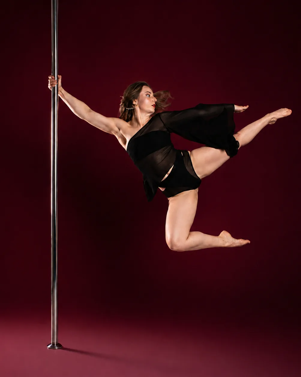 Sesja pole dance - portret przy rurze