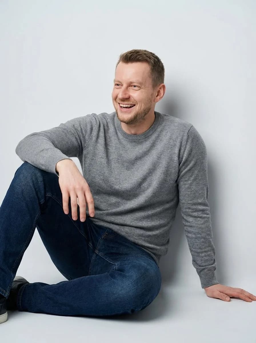 Zdjęcie na Tindera ze szczerym uśmiechem, luźna poza - Białystok