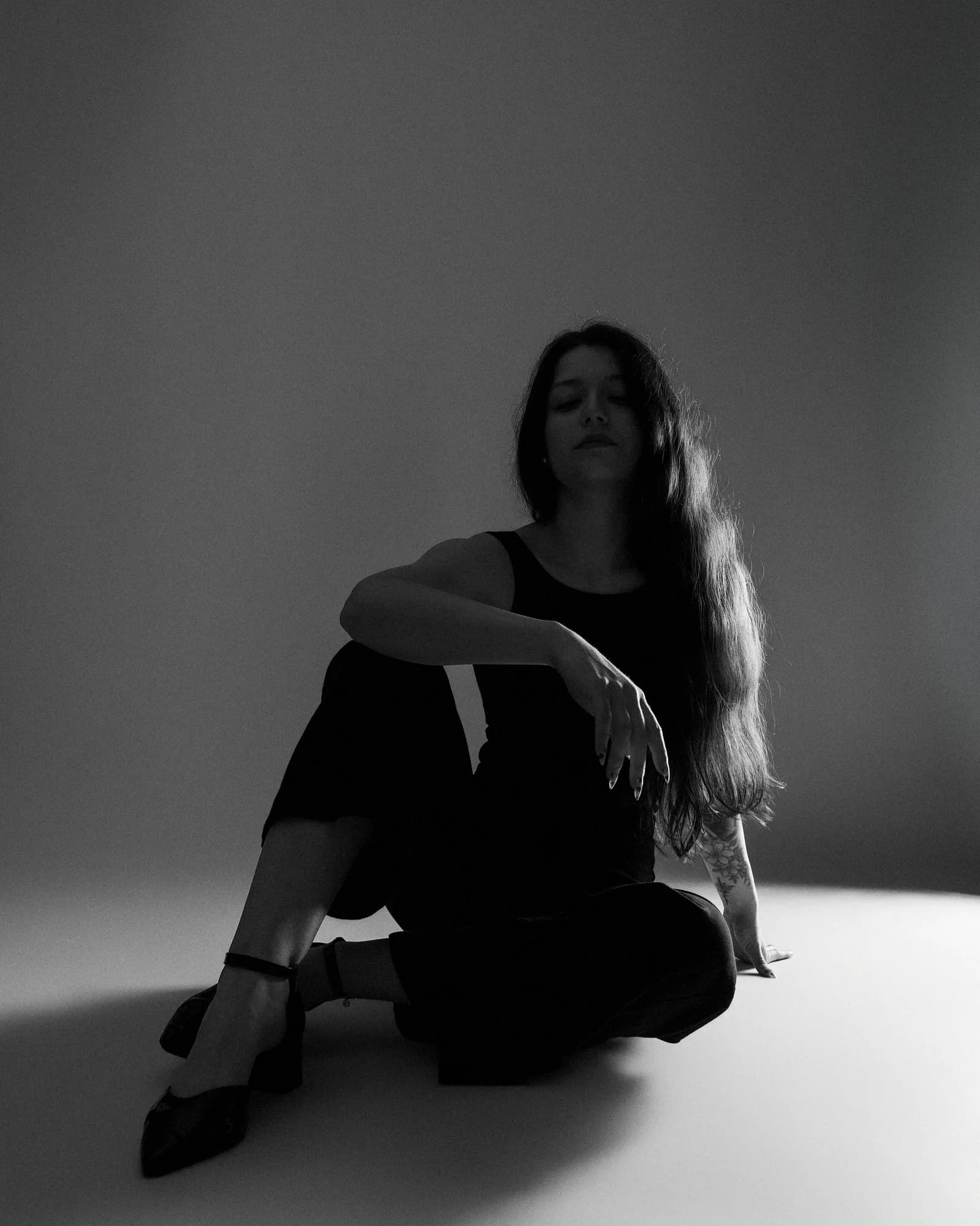 Portret czarno-biały - siedząca w cieniu