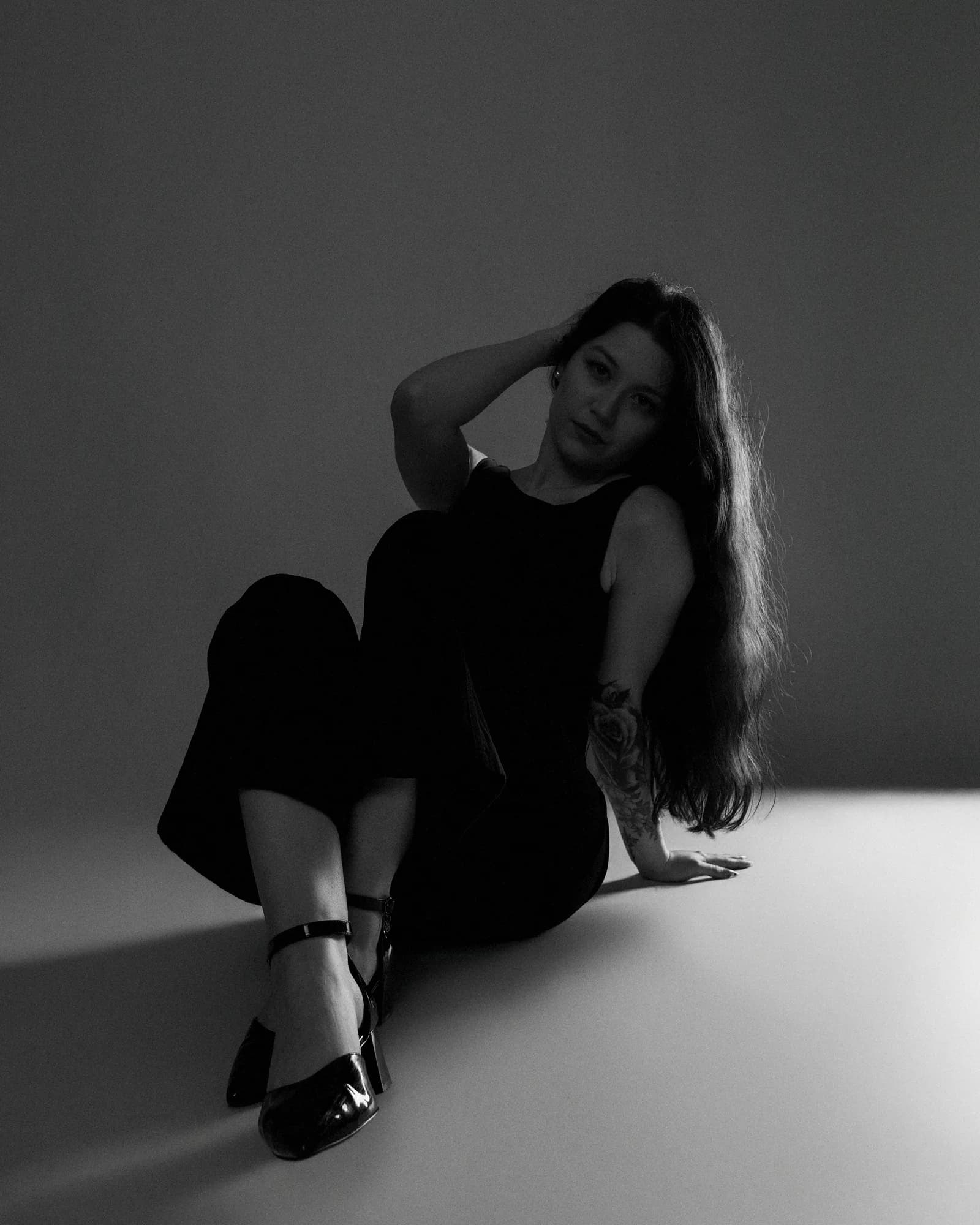 Portret czarno-biały - dłoń we włosach