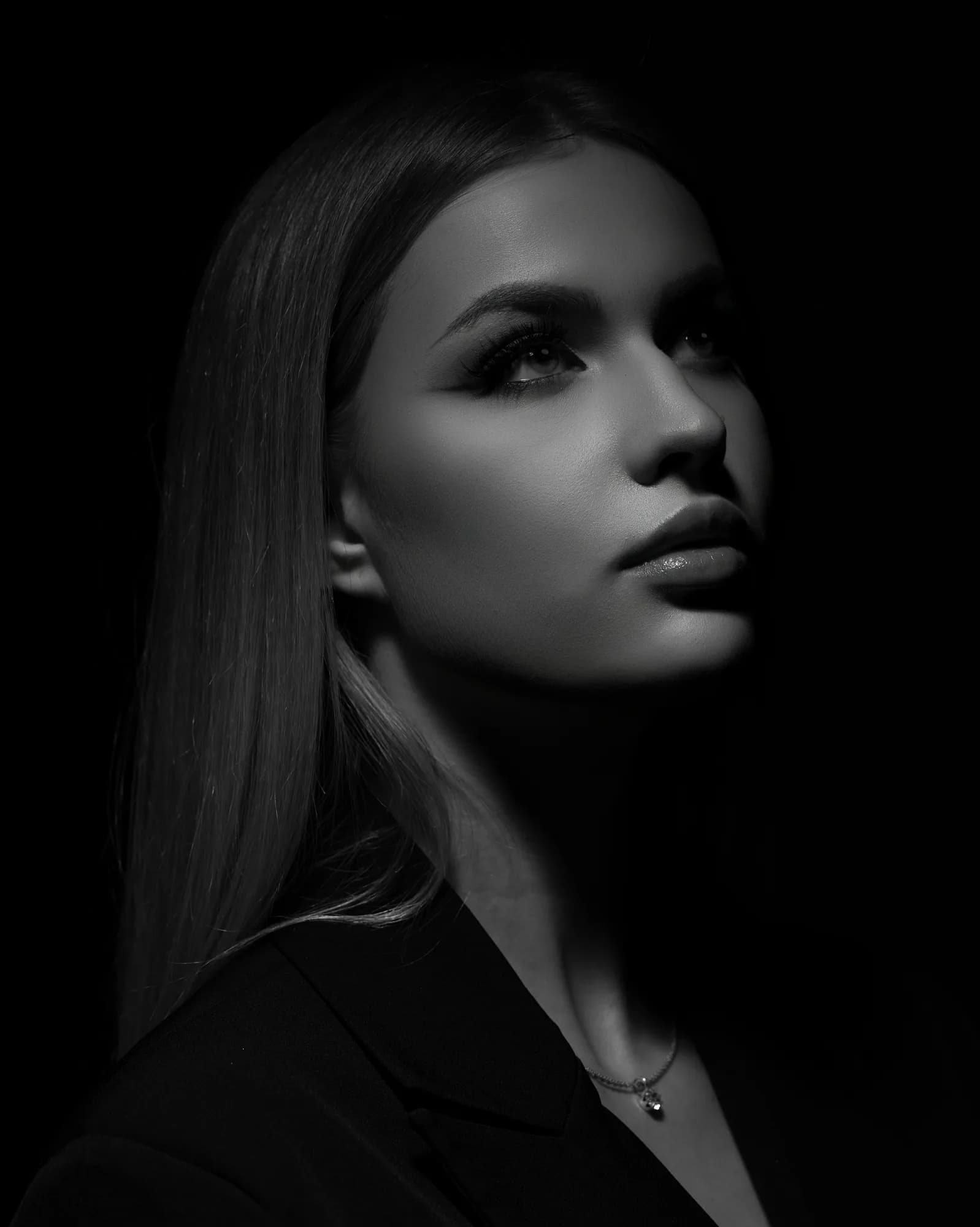 Portret czarno-biały, spojrzenie w górę