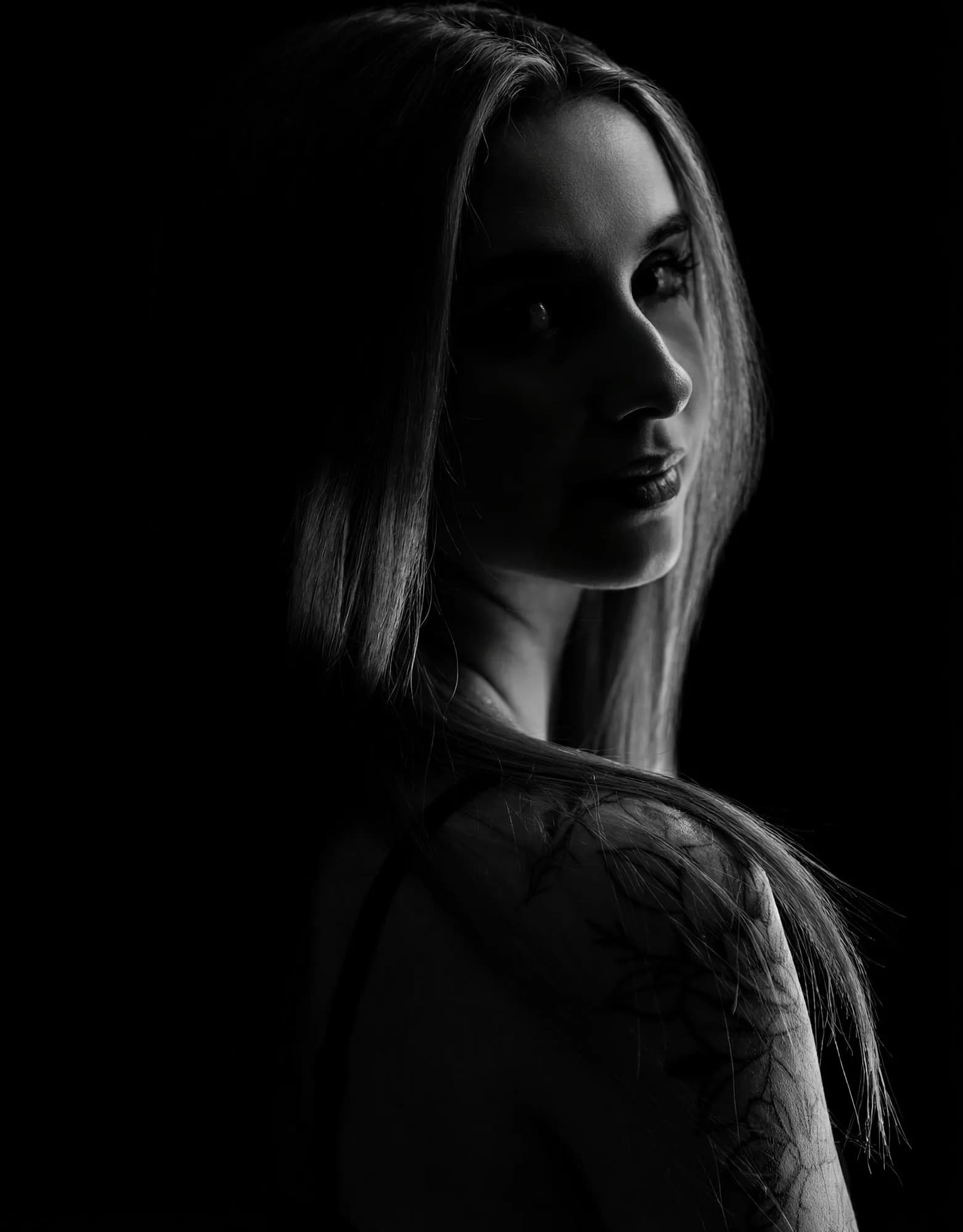 Portret czarno-biały ze światłem konturowym