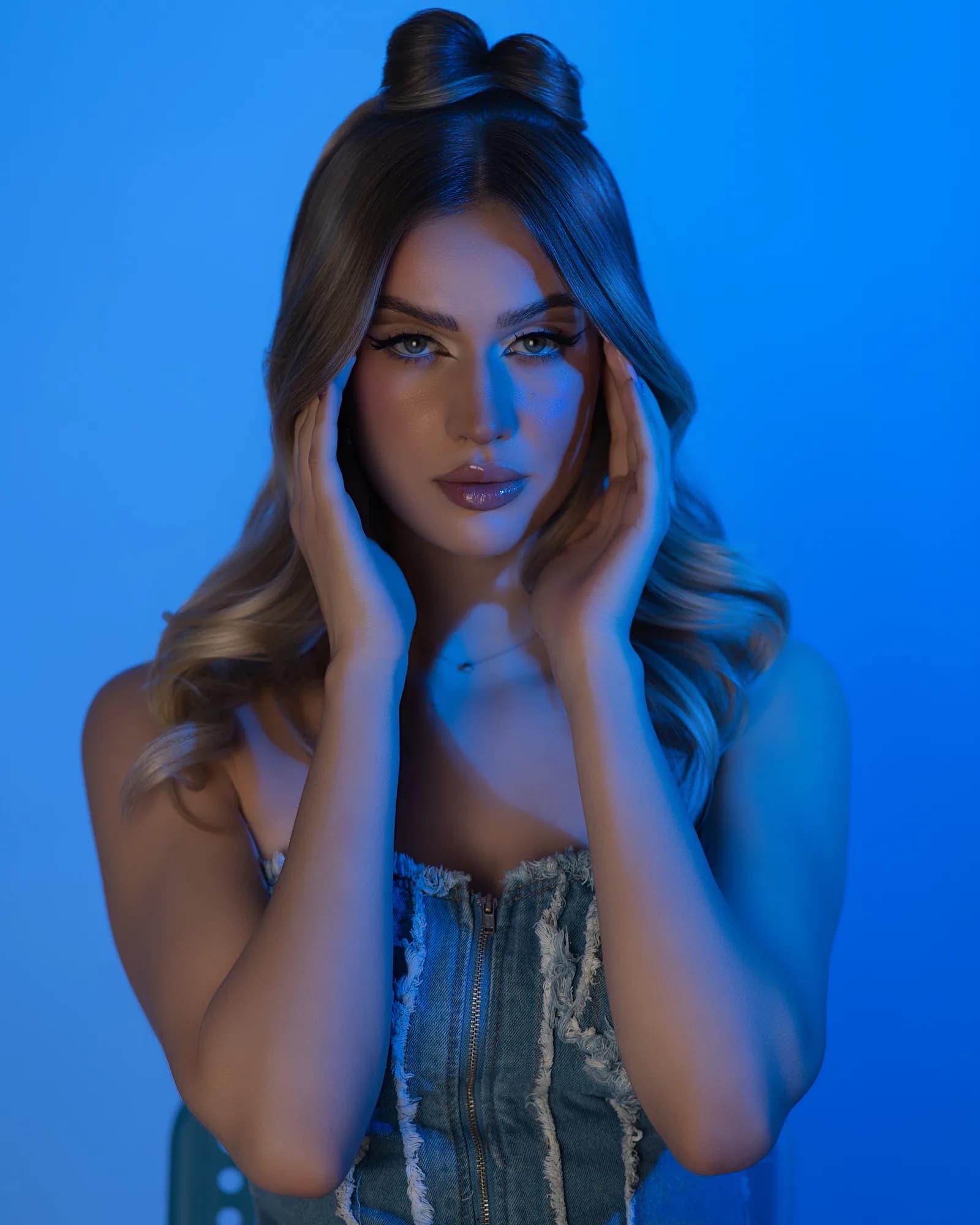 Beauty portret w niebieskim świetle - sesja artystyczna