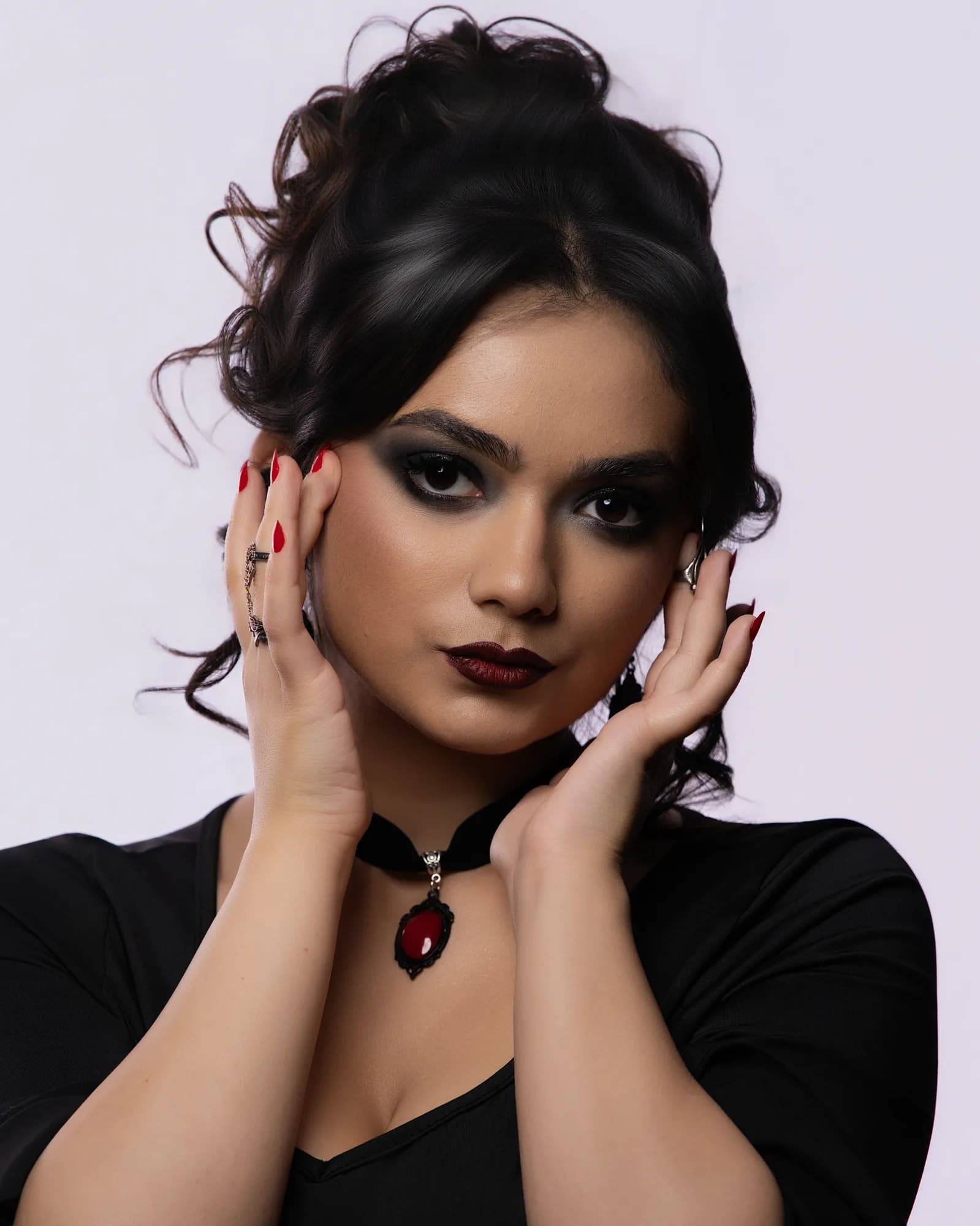 Kobiecy portret beauty - symetryczne dłonie przy twarzy