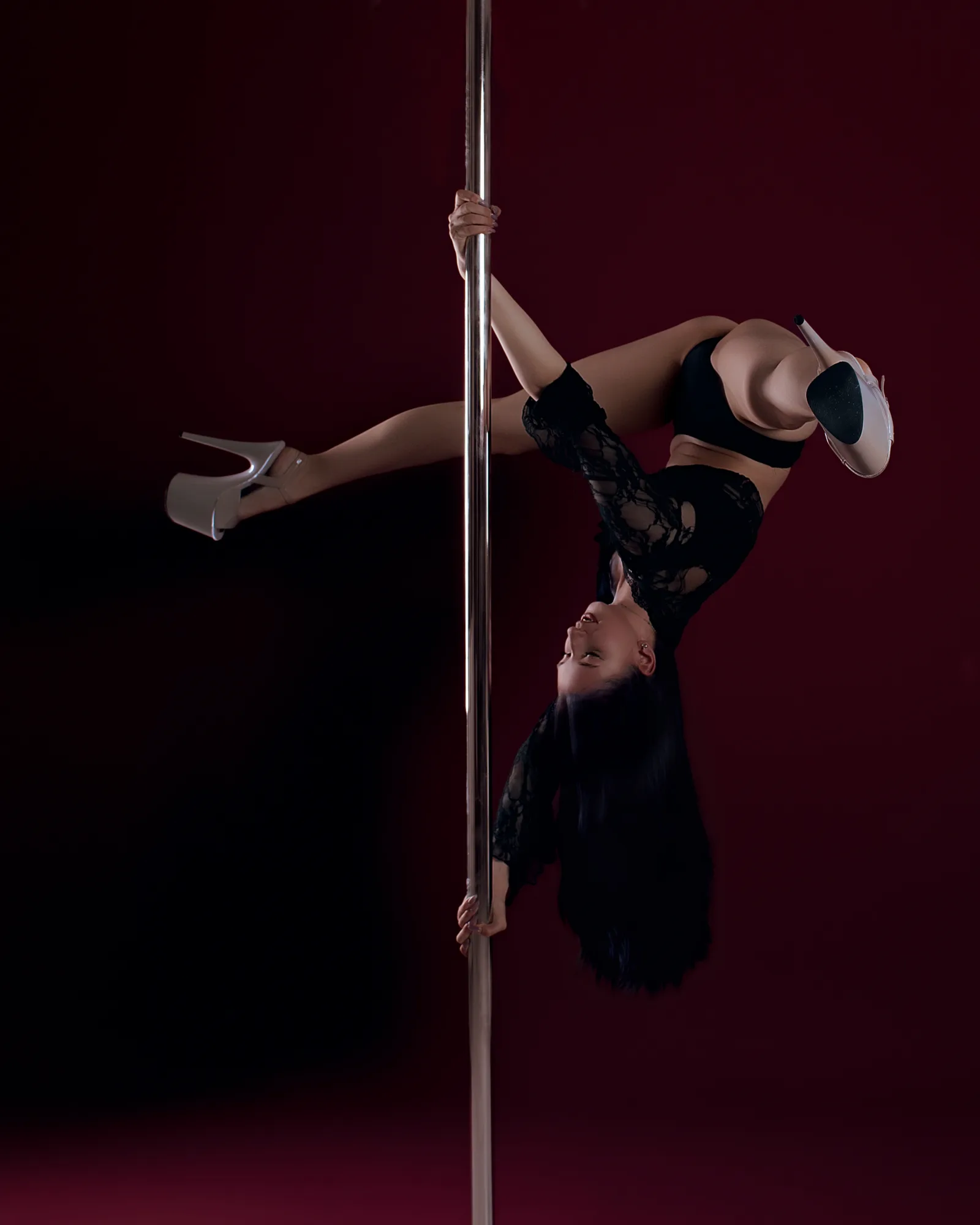 Pole dance - figura na rurze w kapeluszu