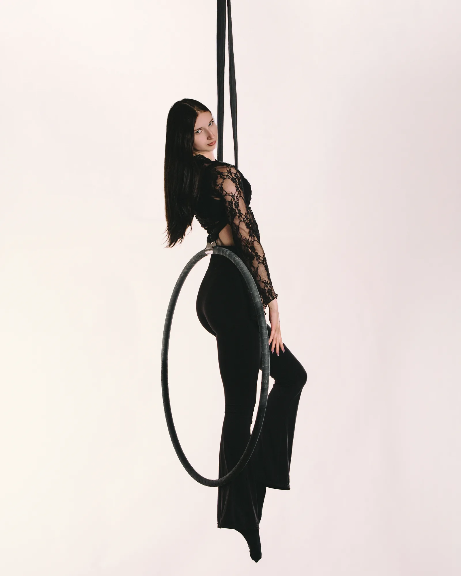 Aerial hoop - stojąca w kole akrobatycznym