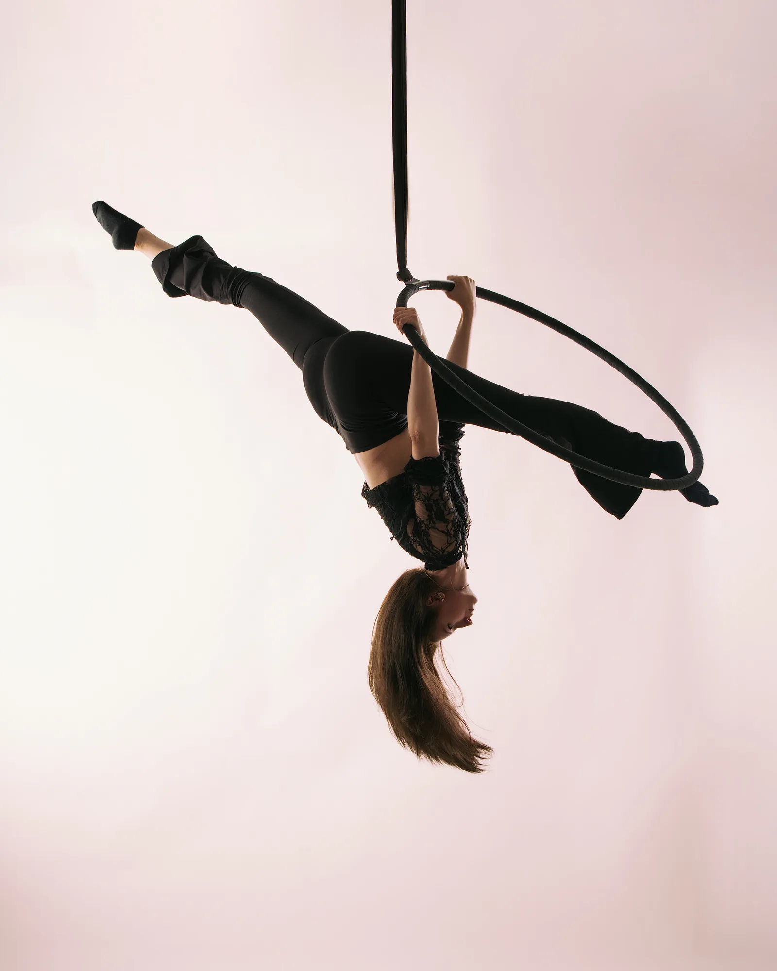 Aerial hoop - szpagat głową w dół w kole