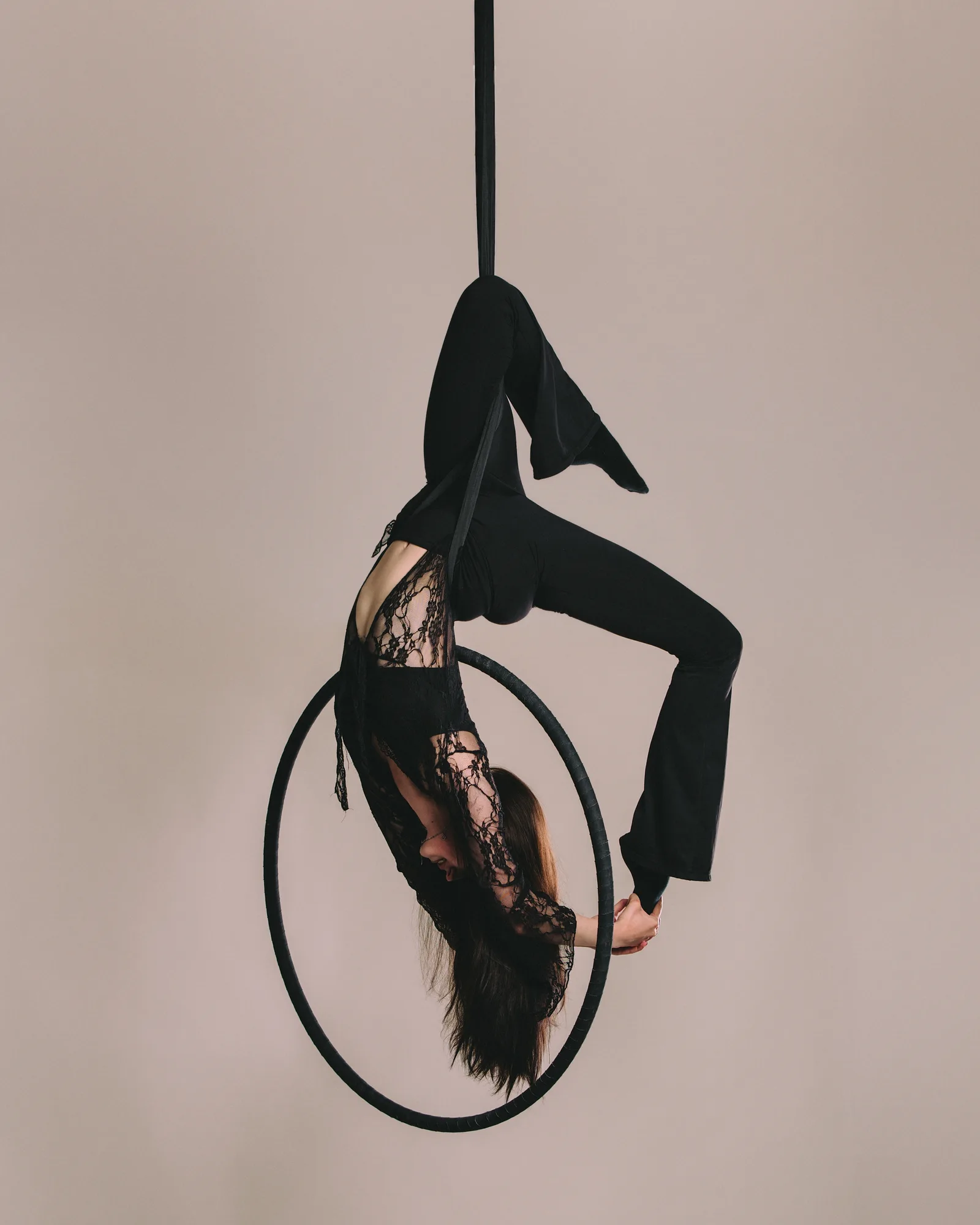 Aerial hoop - wygięcie w ciepłym świetle
