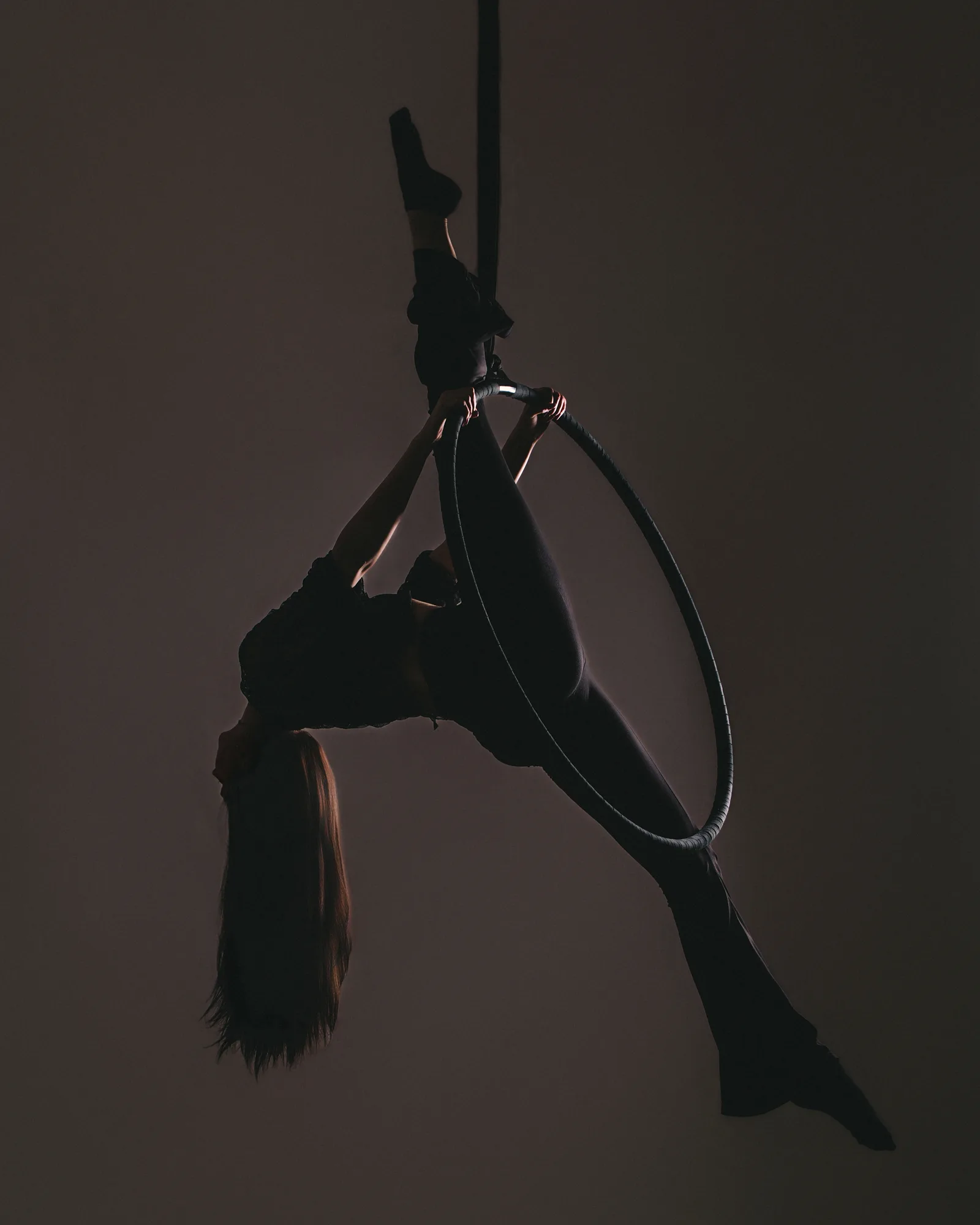Aerial hoop - sylwetka w kontrastowym świetle low key