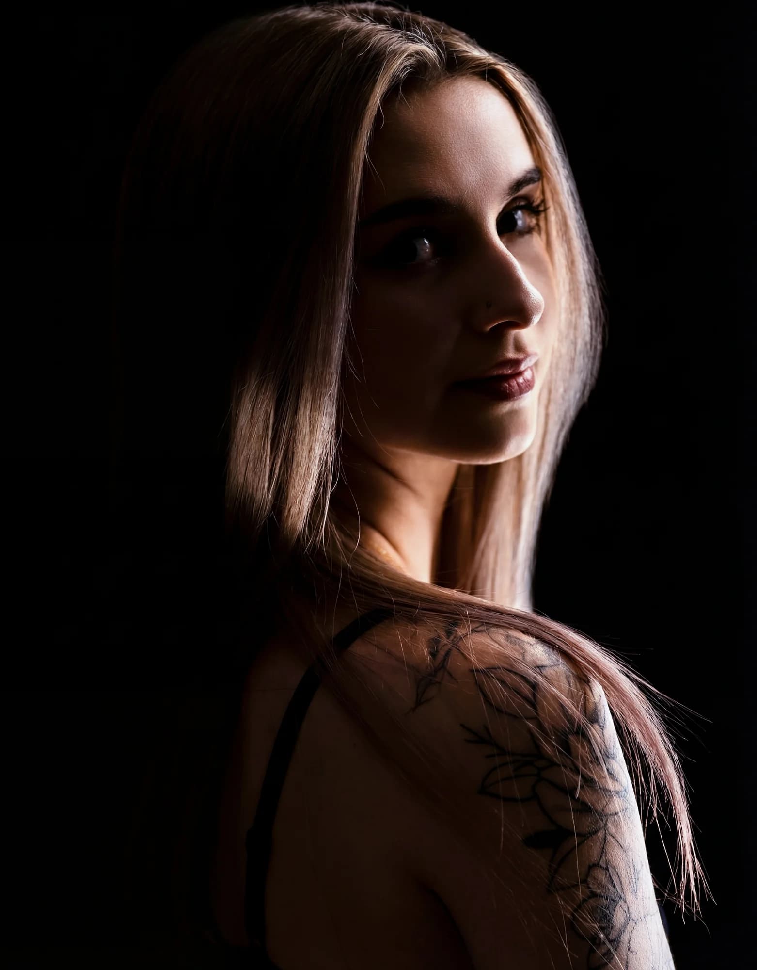 Portret studyjny w niskotonalnym świetle - Ciche Studio Białystok