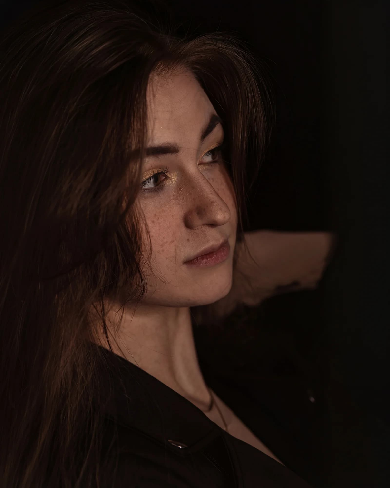 Portret zbliżeniowy w niskotonalnym świetle - Ciche Studio Białystok
